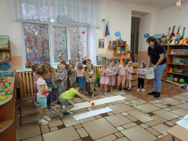 Занятие по математике в младшей группе "Сказка" Занятие по математике в младшей группе "Сказка".