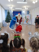 Новогодний утренник в средней группе "Капельки" Новогодний утренник в средней группе "Капельки".