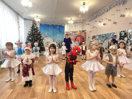 Новогодний утренник в средней группе "Пчёлки" Новогодний утренник в средней группе "Пчёлки".