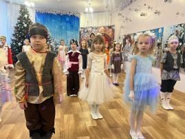 Новогодний утренник в подготовительной группе "Улыбка" Новогодний утренник в подготовительной группе "Улыбка".