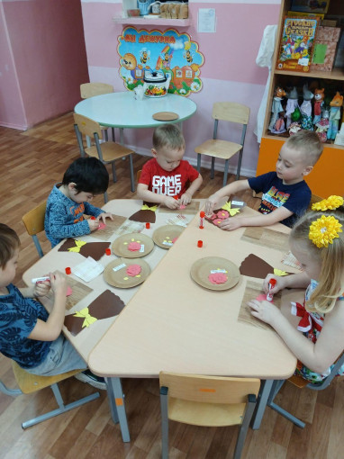 Готовим подарки для мам Готовим подарки для мам.